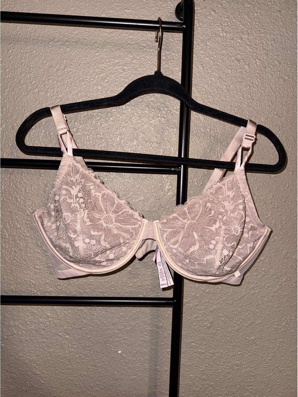 Victoria’s Secret Beige Lace Underwire Bra Size 40DD/E90
